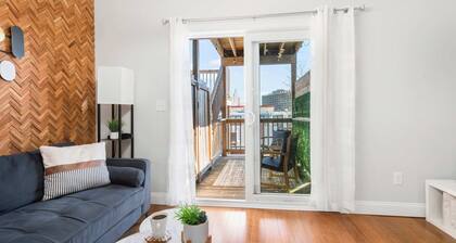 Jennifer’s Chic 2nd Floor Apt Private Deck w/Views