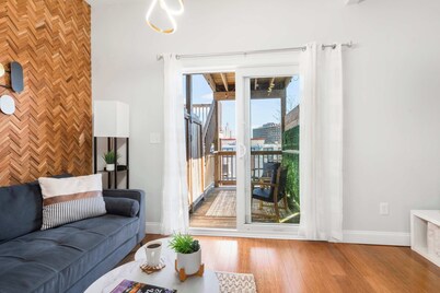 Jennifer’s Chic 2nd Floor Apt Private Deck w/Views