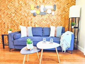 Smart TV, table tennis, offices - Jennifer’s Chic 2nd Floor Apt Private Deck w/Views (Providence)