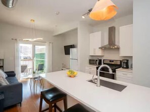 Interior - Jennifer’s Chic 2nd Floor Apt Private Deck w/Views (Providence)