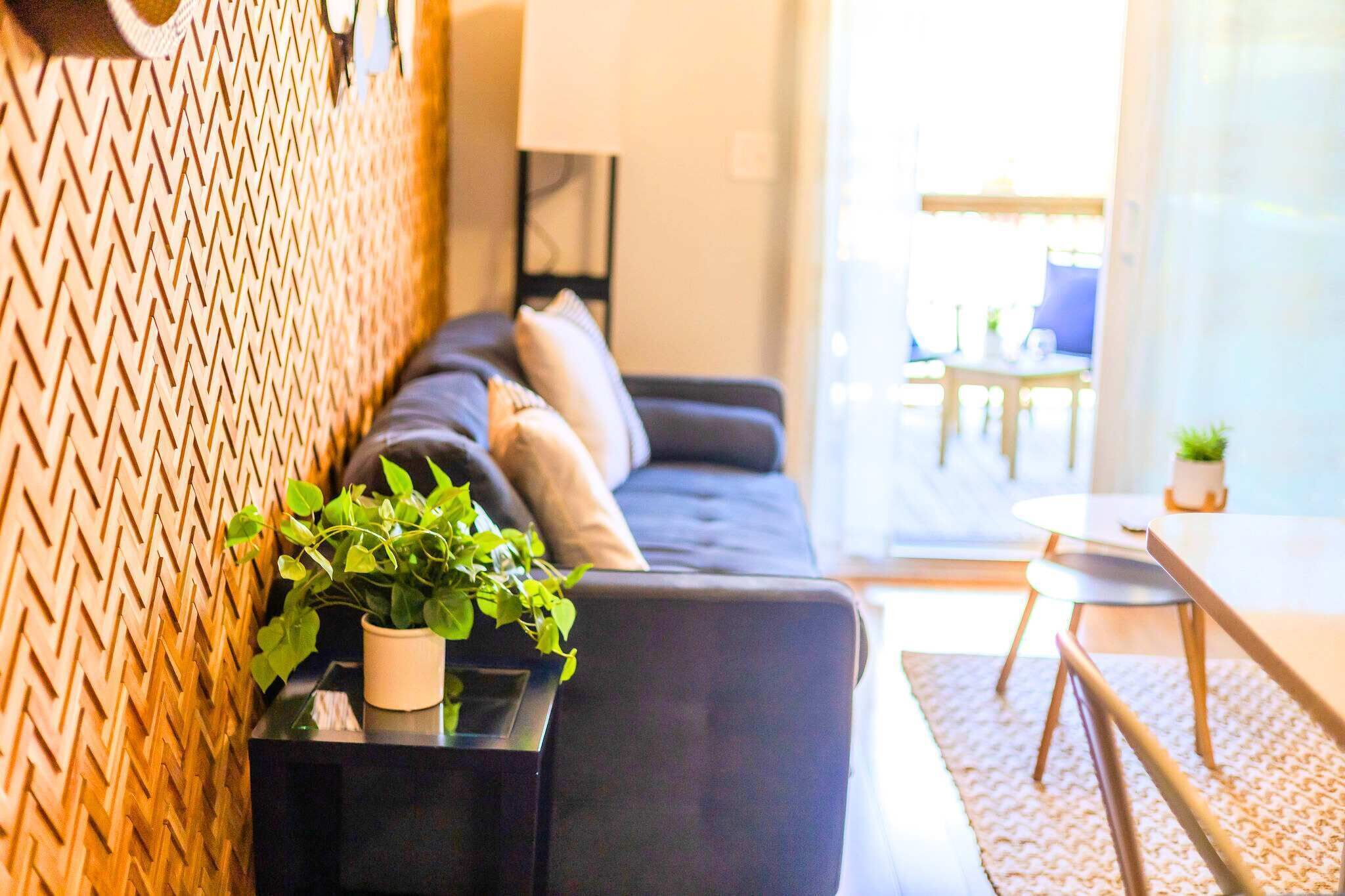 Smart-TV, Tischtennisplatte, Arbeitsbereiche