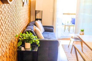 Smart TV, table tennis, offices - Jennifer’s Chic 2nd Floor Apt Private Deck w/Views (Providence)