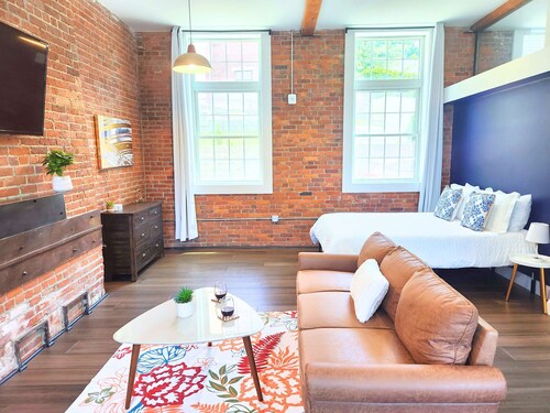 Jennifer’s Stylish Downtown Brick Foundry Escape