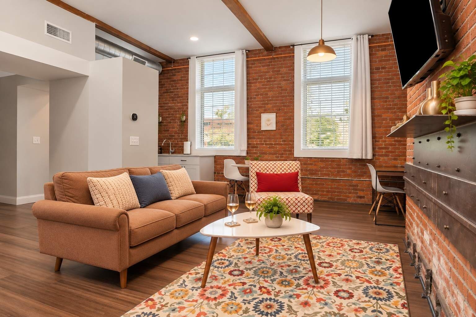 Un salon moderne avec un canapé, une table basse et un tapis à motifs.