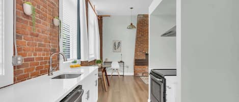 Cafetera y tetera, refrigerador, microondas y horno