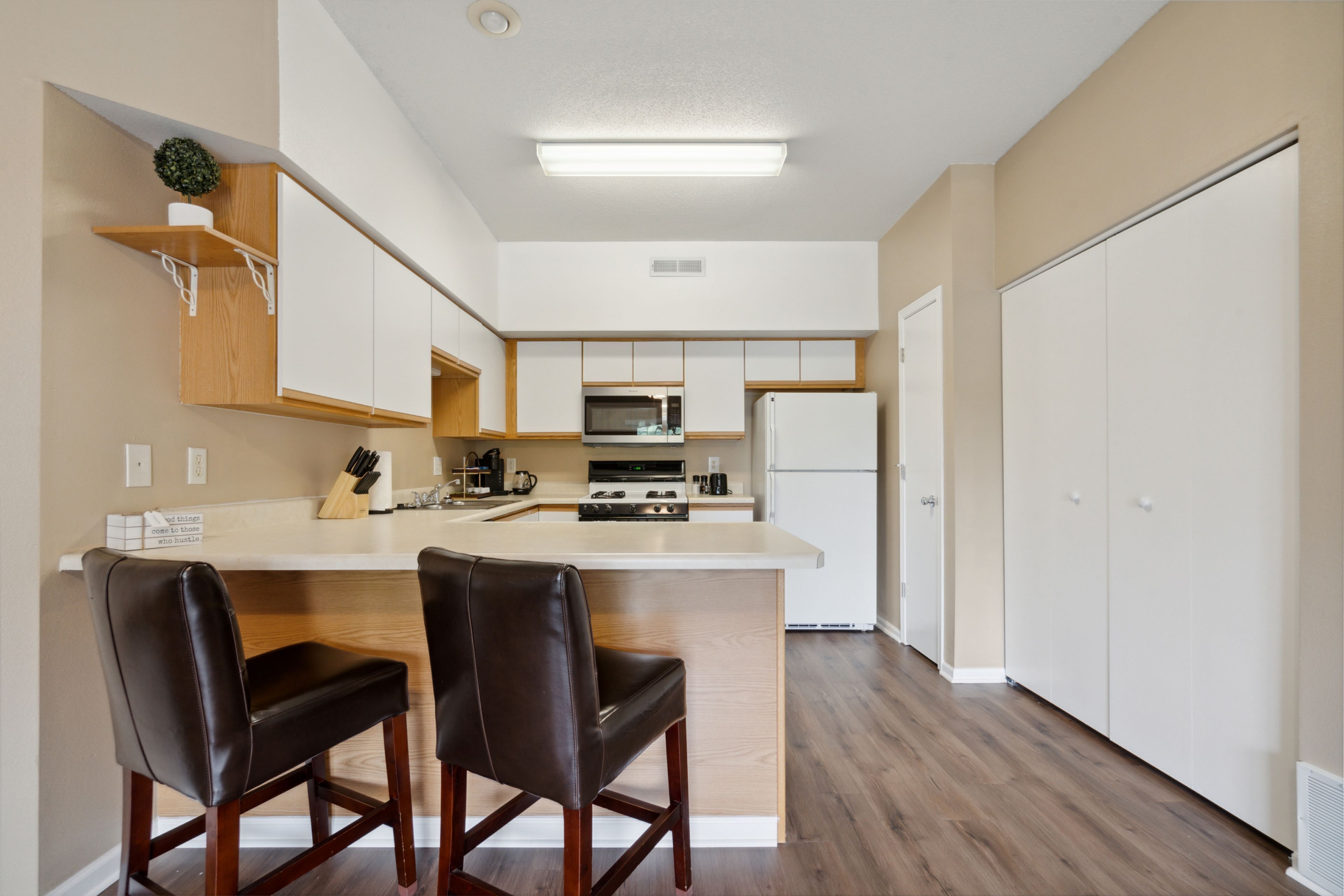 Micro-ondes, four, plaque de cuisson, lave-vaisselle