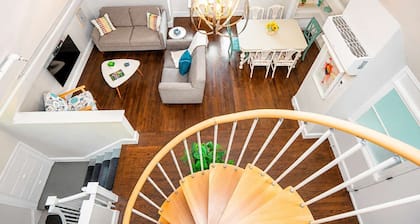 Jennifer’s Unique Loft Near Brown 2 Parking Spots