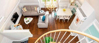 Jennifer’s Unique Loft Near Brown 2 Parking Spots