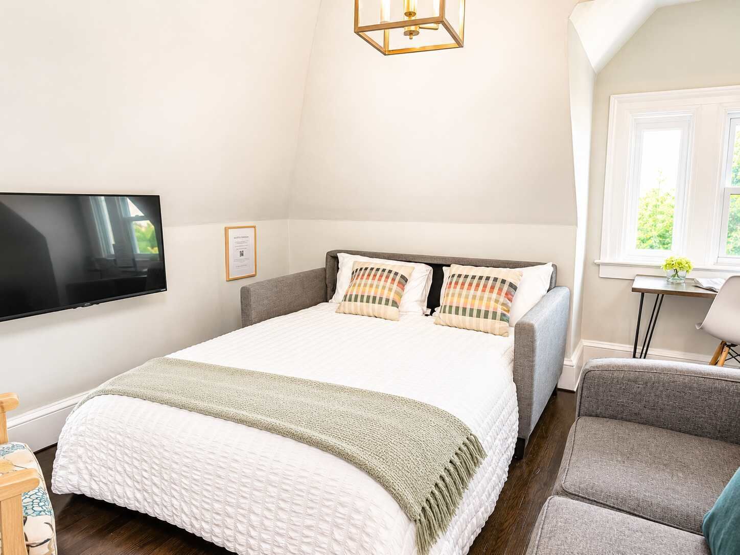 2 slaapkamers, een bureau, een strijkplank/strijkijzer, gratis wifi