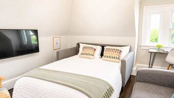 2 slaapkamers, een bureau, een strijkplank/strijkijzer, gratis wifi