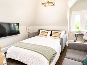 2 bedrooms, desk, iron/ironing board, free WiFi