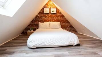 2 bedrooms, desk, iron/ironing board, WiFi
