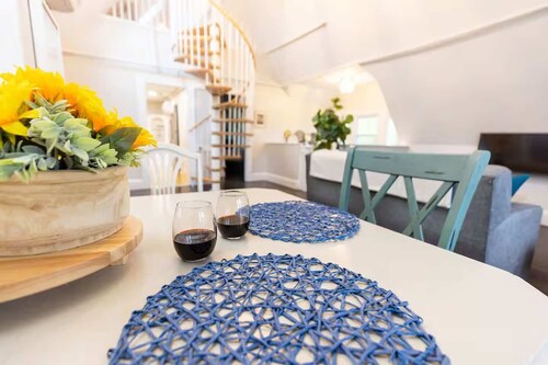 Jennifer’s Unique Loft Near Brown 2 Parking Spots