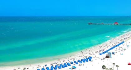 Plush K&Q Beds w/ Hot Tub near St Pete & Beaches
