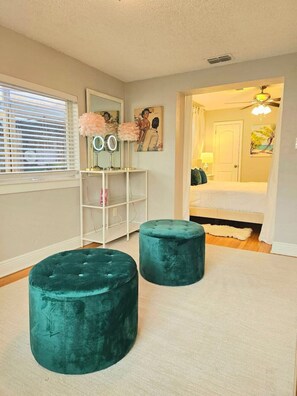 3 bedrooms, desk, WiFi, bed sheets - Group fun! w/ Large Hot Tub near St Pete & Beaches (St. Petersburg)