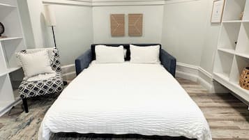2 bedrooms, desk, iron/ironing board, WiFi