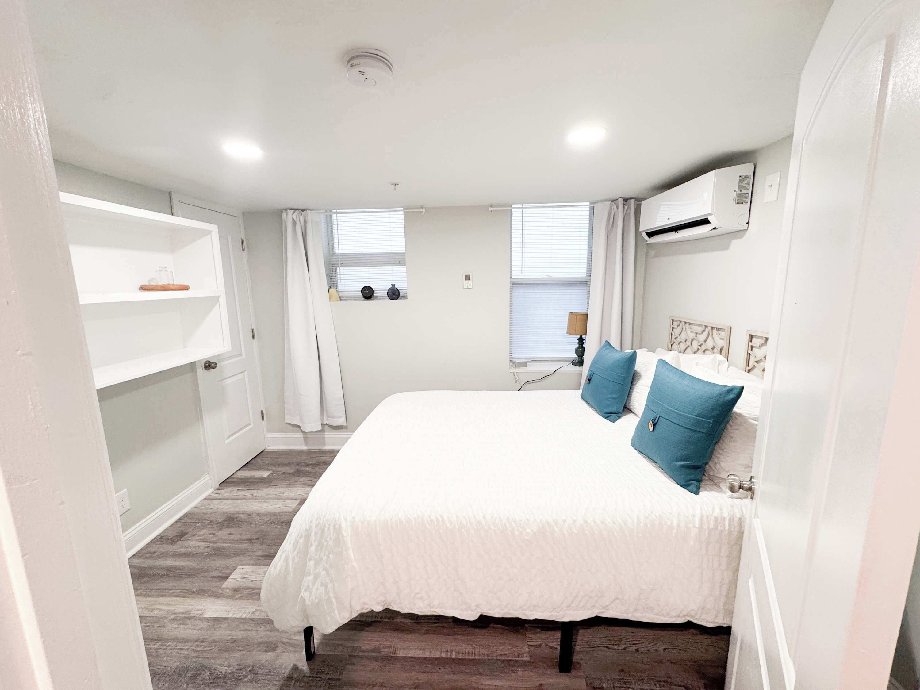 2 habitaciones, escritorio, tabla de planchar con plancha y wifi gratis 