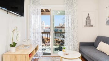 Smart TV, mesa de ping pong, oficina