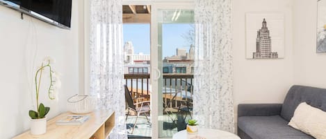 スマートテレビ、卓球台、書斎 / ワークスペース