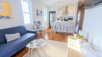 Smart-TV, Tischtennisplatte, Arbeitsbereiche