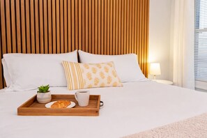2 bedrooms, desk, iron/ironing board, free WiFi - Jennifer’s Getaway: Stunning Views & Private Deck (Providence)