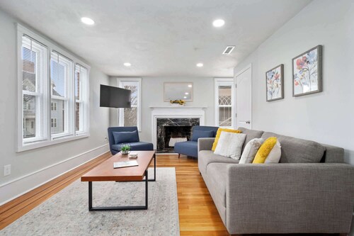 Jennifer’s Cozy Apt Walk to Brown In Unit Laundry