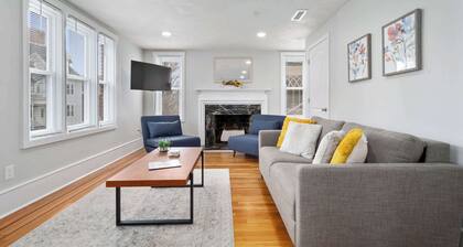 Jenniferâs Cozy Apt Walk to Brown In Unit Laundry