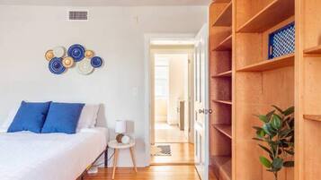 1 slaapkamer, een bureau, een strijkplank/strijkijzer, wifi