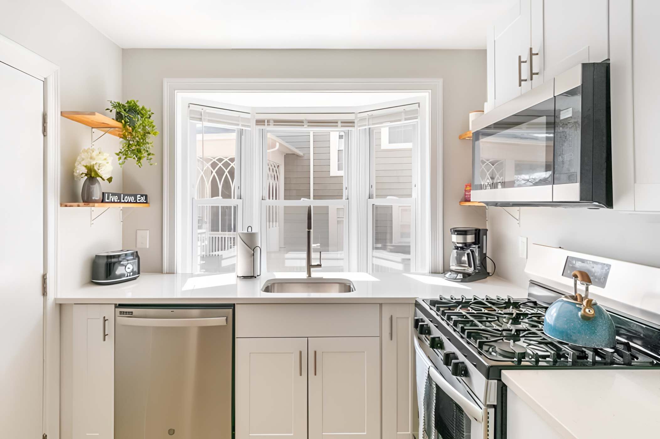 Réfrigérateur, four à micro-ondes, un four, surface de cuisson