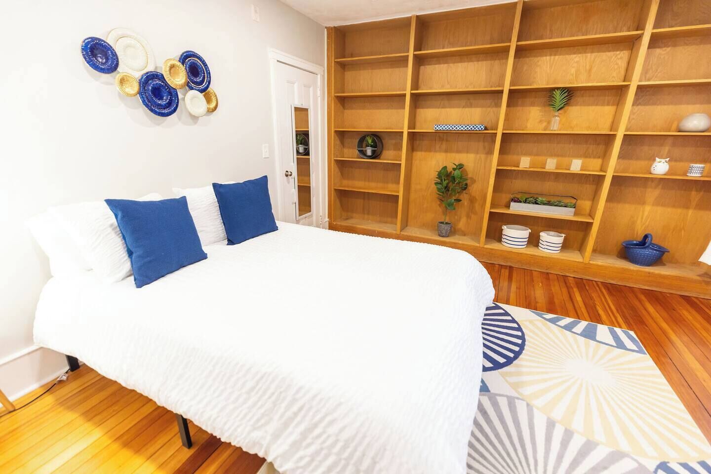 2 habitaciones, escritorio, tabla de planchar con plancha y wifi gratis 