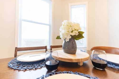 Jennifer’s Cozy Apt Walk to Brown In Unit Laundry