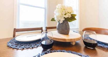 Jennifer’s Cozy Apt Walk to Brown In Unit Laundry