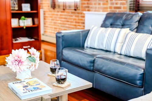Jennifer’s Historic Riverfront Loft Private Patio