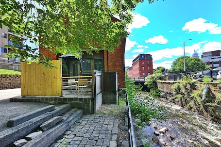 Property grounds. Jennifer’s Historic Riverfront Loft Private Patio