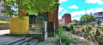 Jennifer’s Historic Riverfront Loft Private Patio