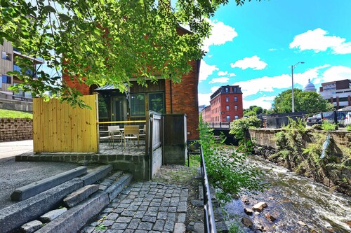 Jennifer’s Historic Riverfront Loft Private Patio