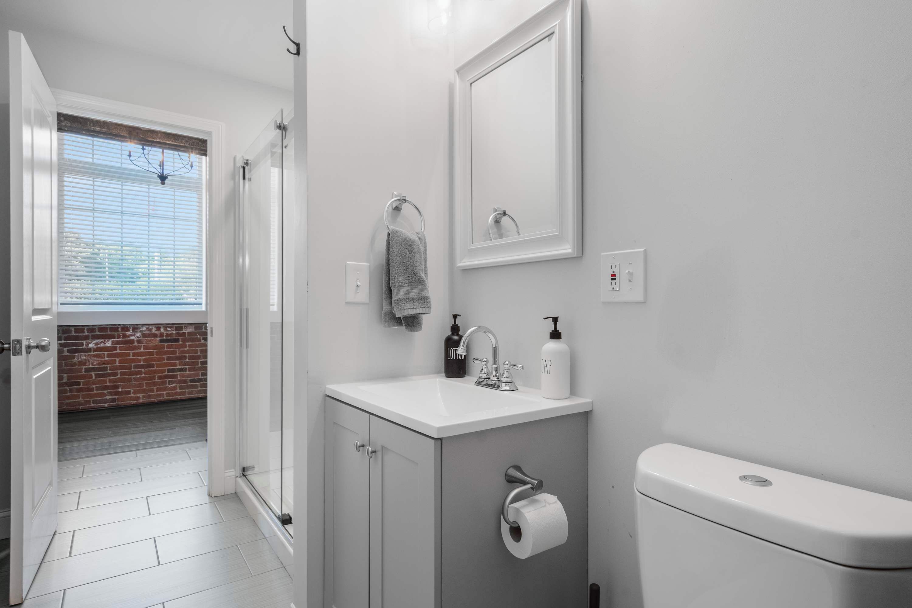Une salle de bain moderne avec des toilettes, un lavabo et un miroir.
