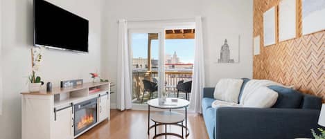 Smart TV, mesa de ping pong, oficina