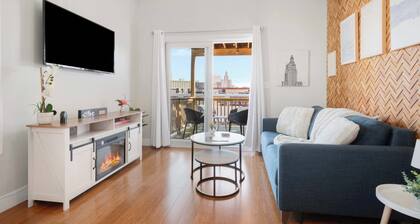 Jennifer’s Chic Apt w/ Downtown City Views Private Deck