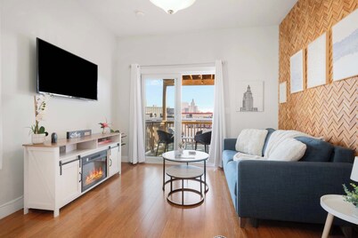 Jennifer’s Chic Apt w/ Downtown City Views Private Deck