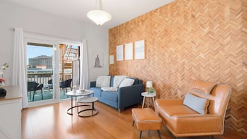 Een smart-tv, een tafeltennistafel en een kantoor