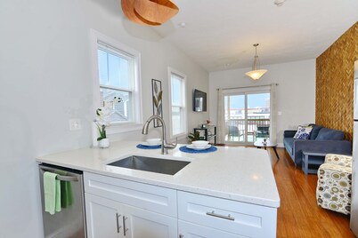 Jennifer's Private Walkable City View Apartment Relaxing Deck
