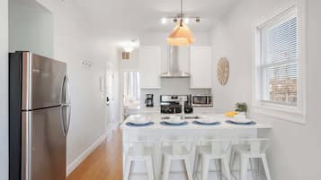 Refrigerador, microondas, horno, placa de cocina