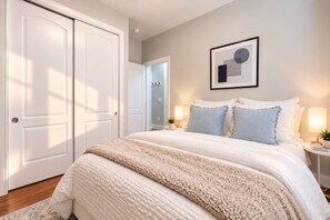 Sunny Minimalist Bedroom Retreat - Jennifer’s Stylish Apt Private Deck Backyard Oasis (Providence)