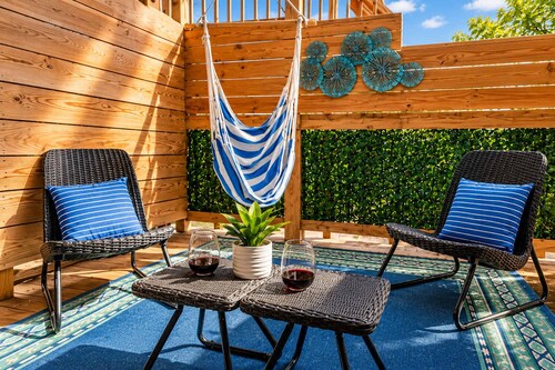 Jennifer’s Stylish Apt Private Deck Backyard Oasis