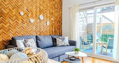 Jennifer’s Stylish Apt Private Deck Backyard Oasis