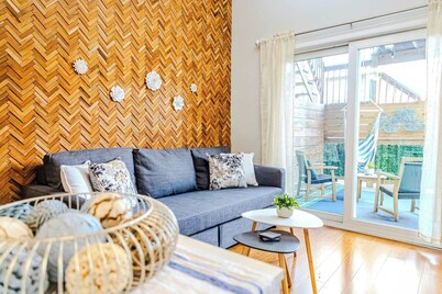 Jennifer’s Stylish Apt Private Deck Backyard Oasis