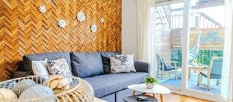 Jennifer’s Stylish Apt Private Deck Backyard Oasis