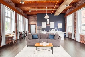 Smart TV, offices - Jennifer’s Historic Riverfront Loft | City Views (Providence)