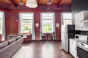 Réfrigérateur, four à micro-ondes, un four, surface de cuisson